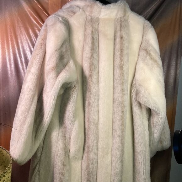 Vintage 1960’s White Gray Faux Fur Coat Satin Lining Size 44” Chest Medium