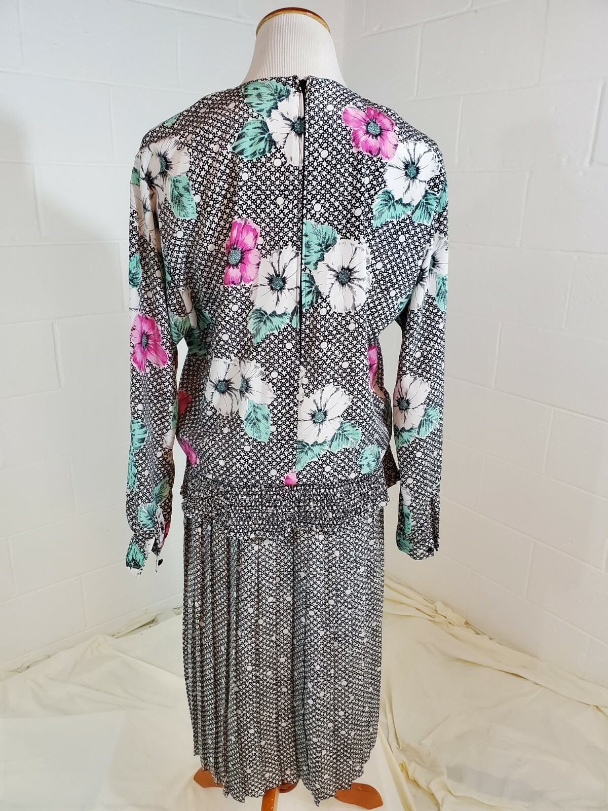 Jerrie Lurie Multicolor VTG 1970s Floral Grandmacore Pleated Dress w FREE Brooch