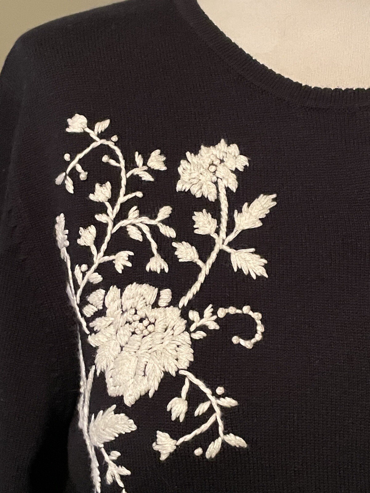 Vintage The Eagle’s Eye Floral Sweater Cardigan Size M. No Size Tag. Embroidery