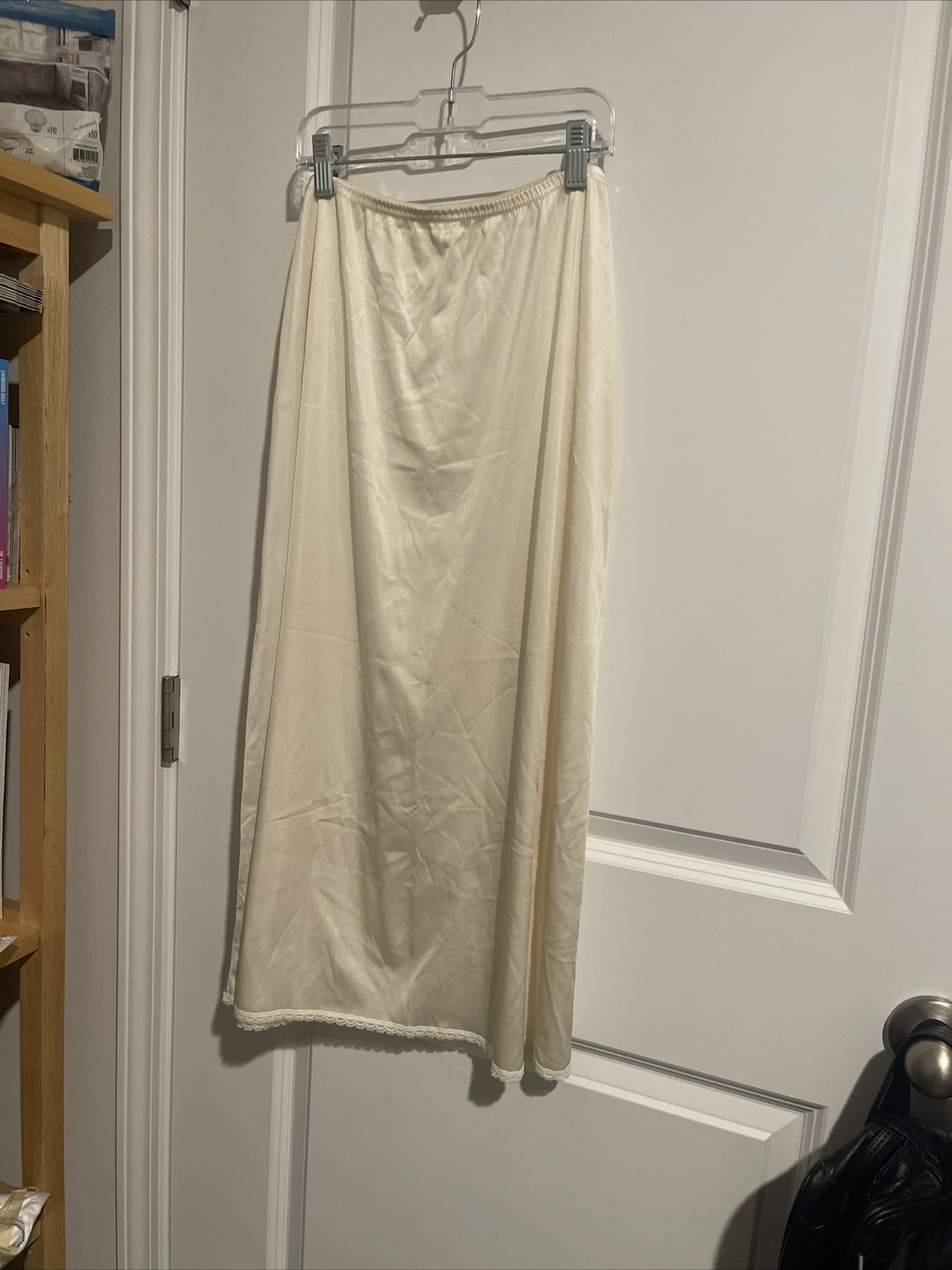 Vintage Vanity Fair Sz M Ivory 1/2 Slip Waist 27” Unstretched Length 31”