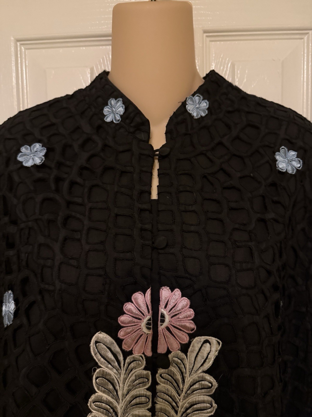 WOMENS ~EXQUISITE~ CARO HONOLULU BLACK EMBROIDERED FLOWER SHIRT TOP Sz M VINTAGE