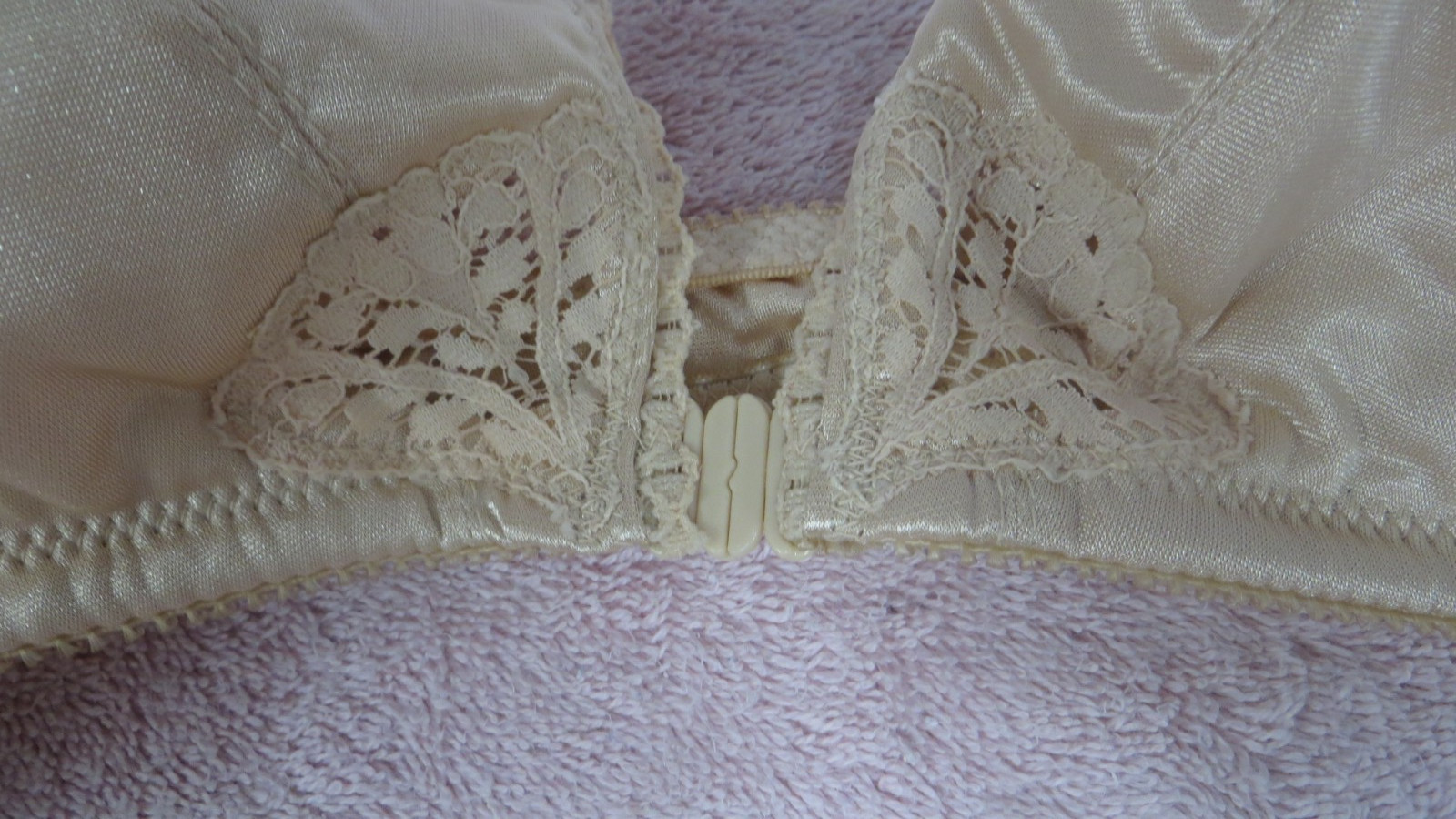 Vtg Beige Maidenform Lightly Padded Front Clasp Bra – 34A – NOS – e