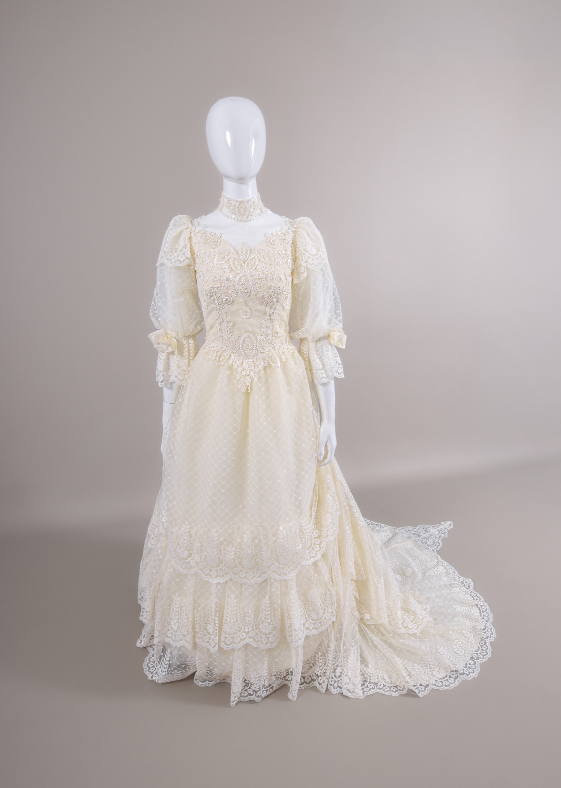 1980s Victorian Revival Dotted Tulle & Lace Wedding Dress w/Chapel Train sz 4/6