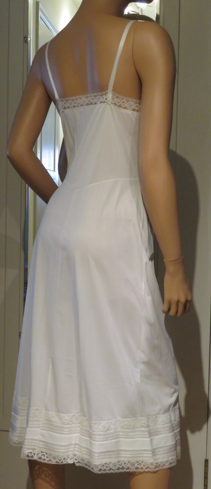 ll Full-Slip Gotham Gold-Stripe 41″ Long Nylon White Size 34 EUC