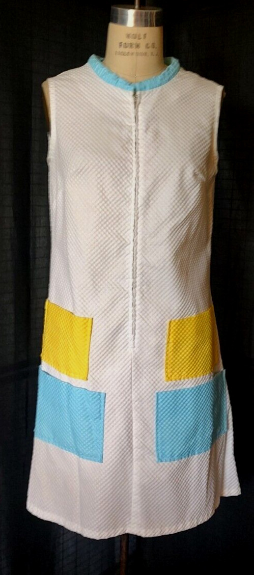 Vtg MCM 1970s HOUSE DRESS / WORK WEAR , WHITE PUCKERCLOTH w/ Pockets, Sleeveless