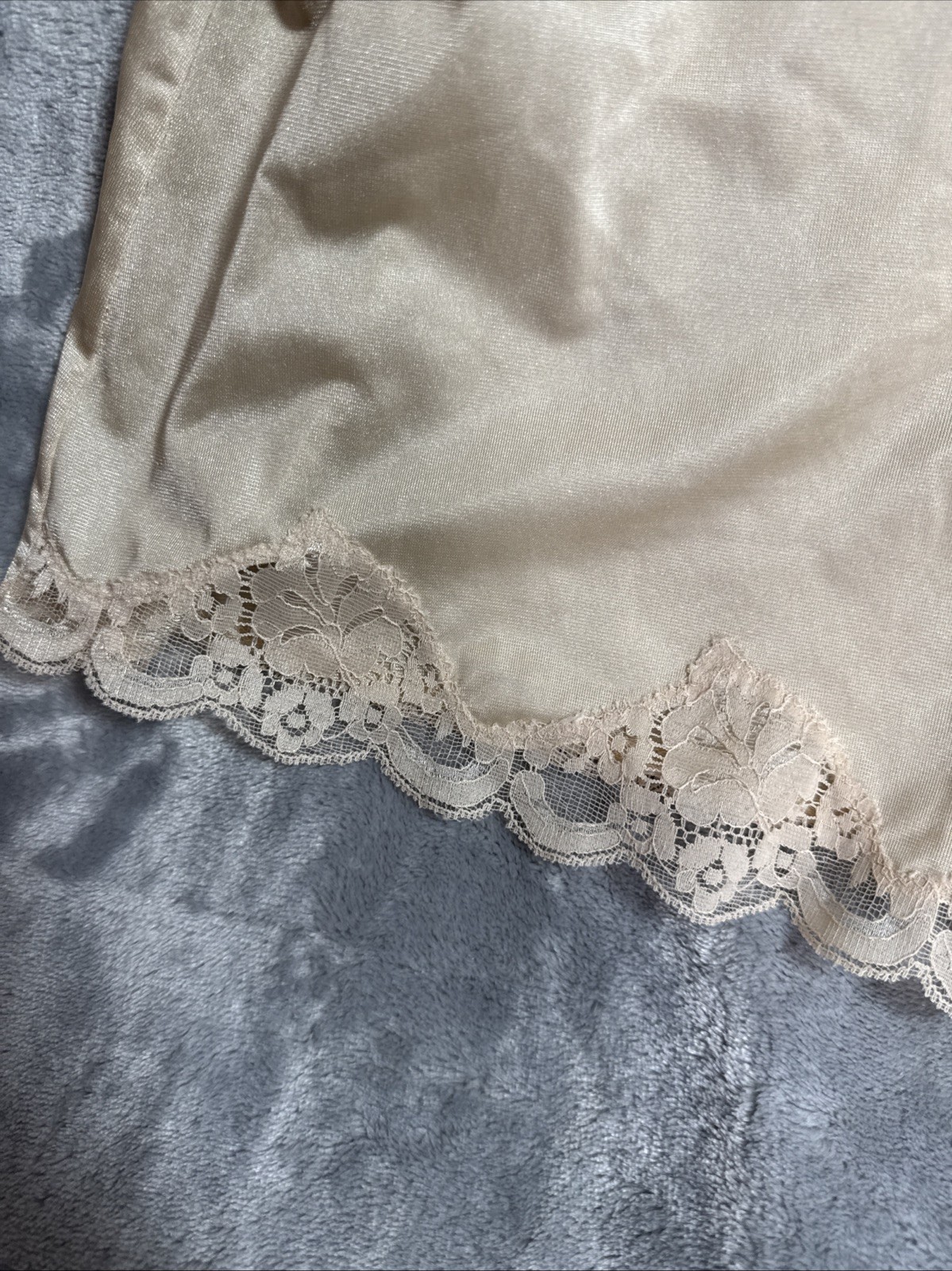 Vintage 1960’s Slip Ivory Nude Lace Slit Pretty Detailing Nightgown Sz S/M