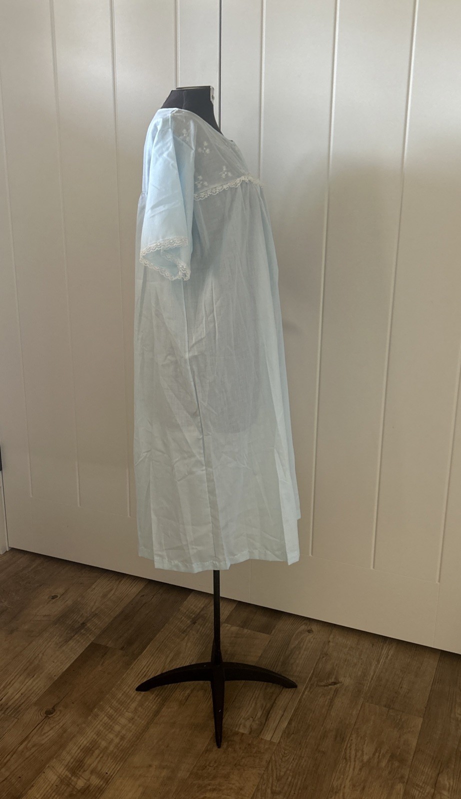 Vintage 1960’s Katz Shift Blue Nightgown With Lace And Embroidered Flowers Lg.