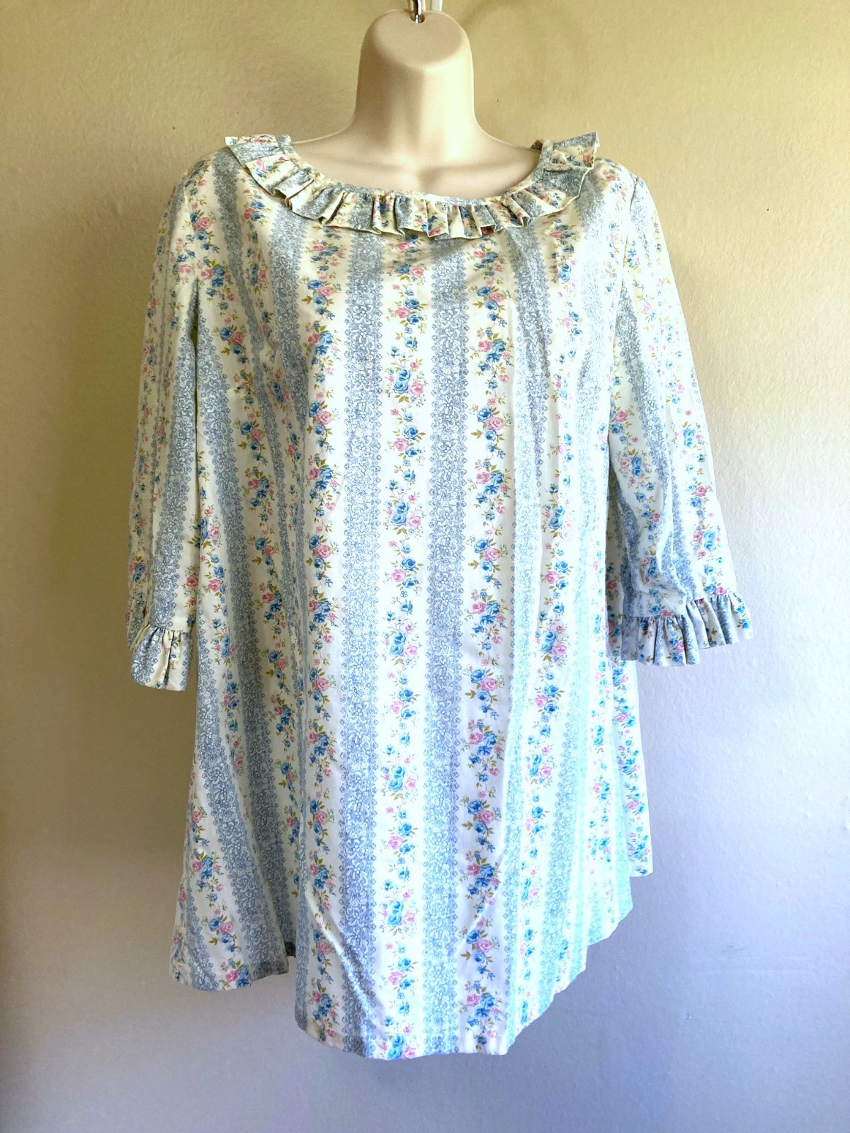 Vintage 70s Shirt XL Handmade Ditsy Floral Cotton Back Zipper Ruffled 1/2 Sleeve