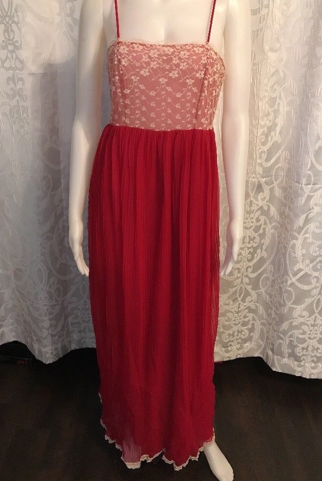 Intime’ California Vintage 2 piece Negligee Set Women’s Size Small Red