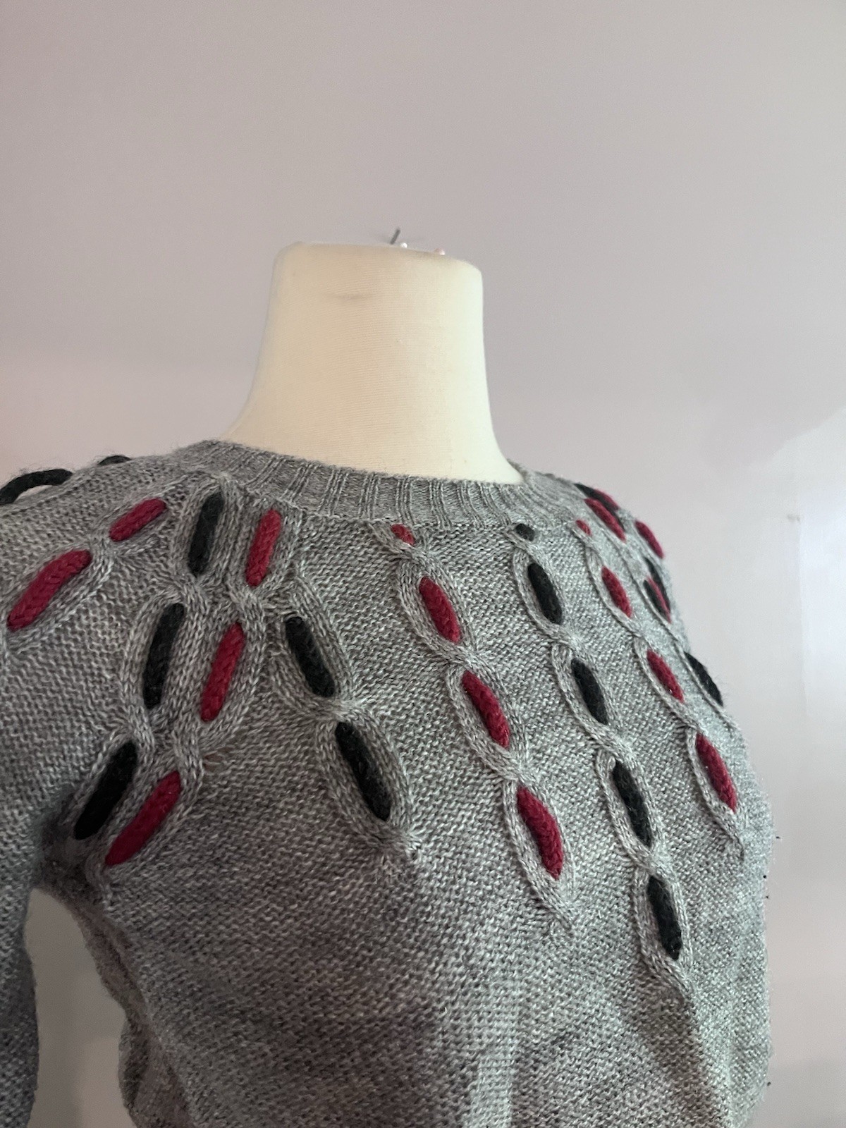 1970s Vintage Knit Gray Sweater Red and blue details at chest and sleeve -small
