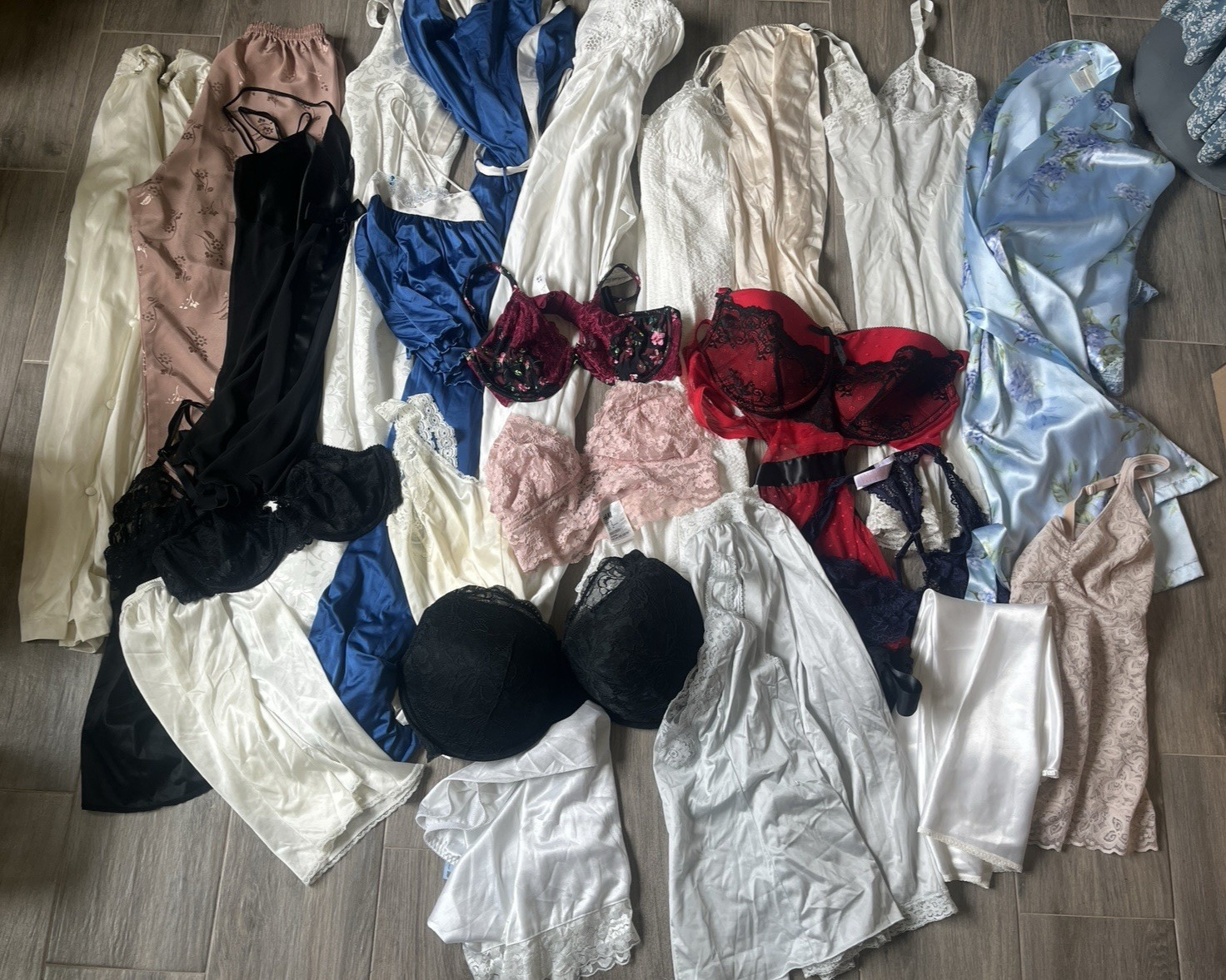 LOT 25 LINGERIE NIGHTGOWNS SLIPS BRAS SLIMMERS ROBES NYLON LACE GLAM USA SEXY