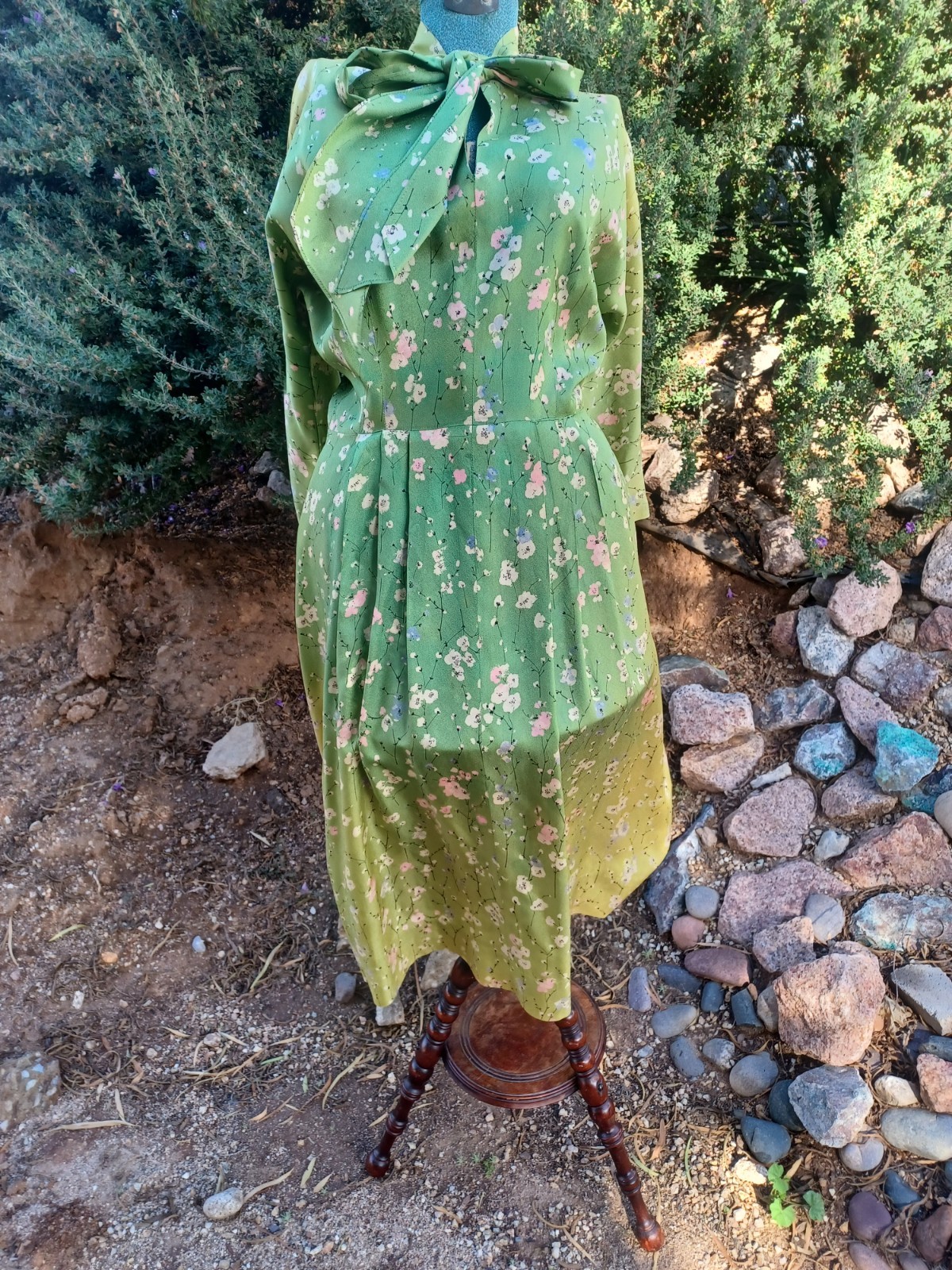 Vintage Mid-century/ 1950s Spring Green Floral Tafetta Dress with Pussybow Neck