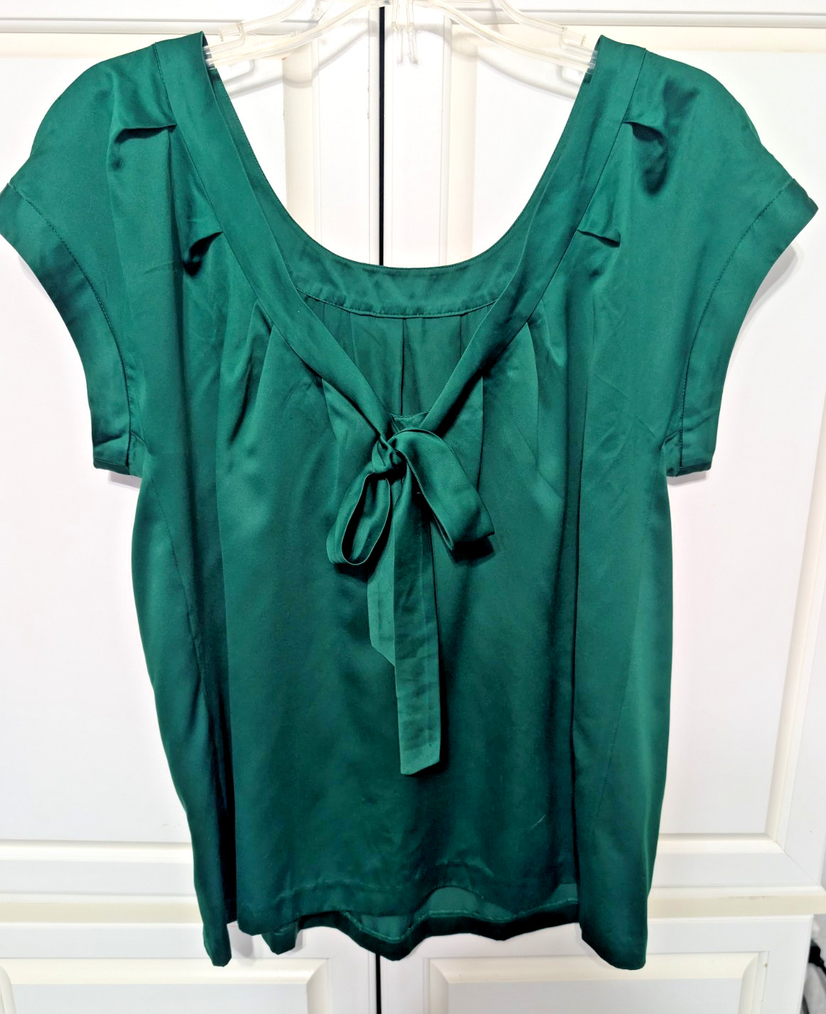 Banana Republic Top Blouse Shirt Large Emerald Green Satin Cap Sleeve Tie Bow