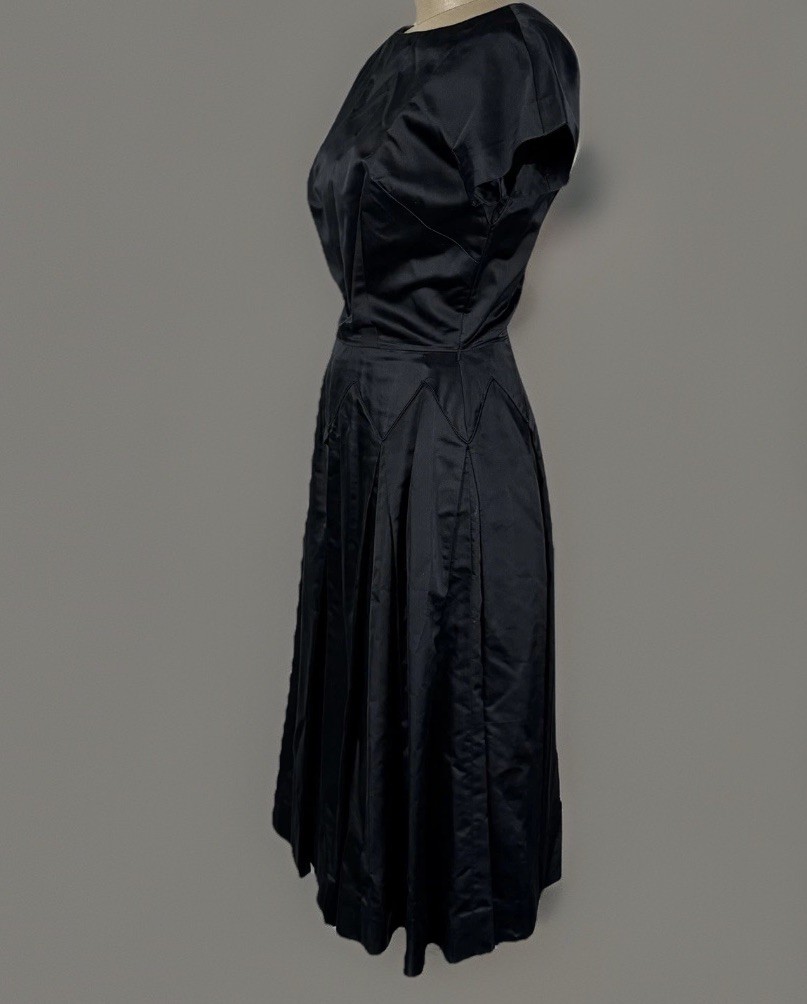 VTG 50s Dynasty Cocktail Dress Black Silk Taffeta Darts Pleated Low Back Size XS