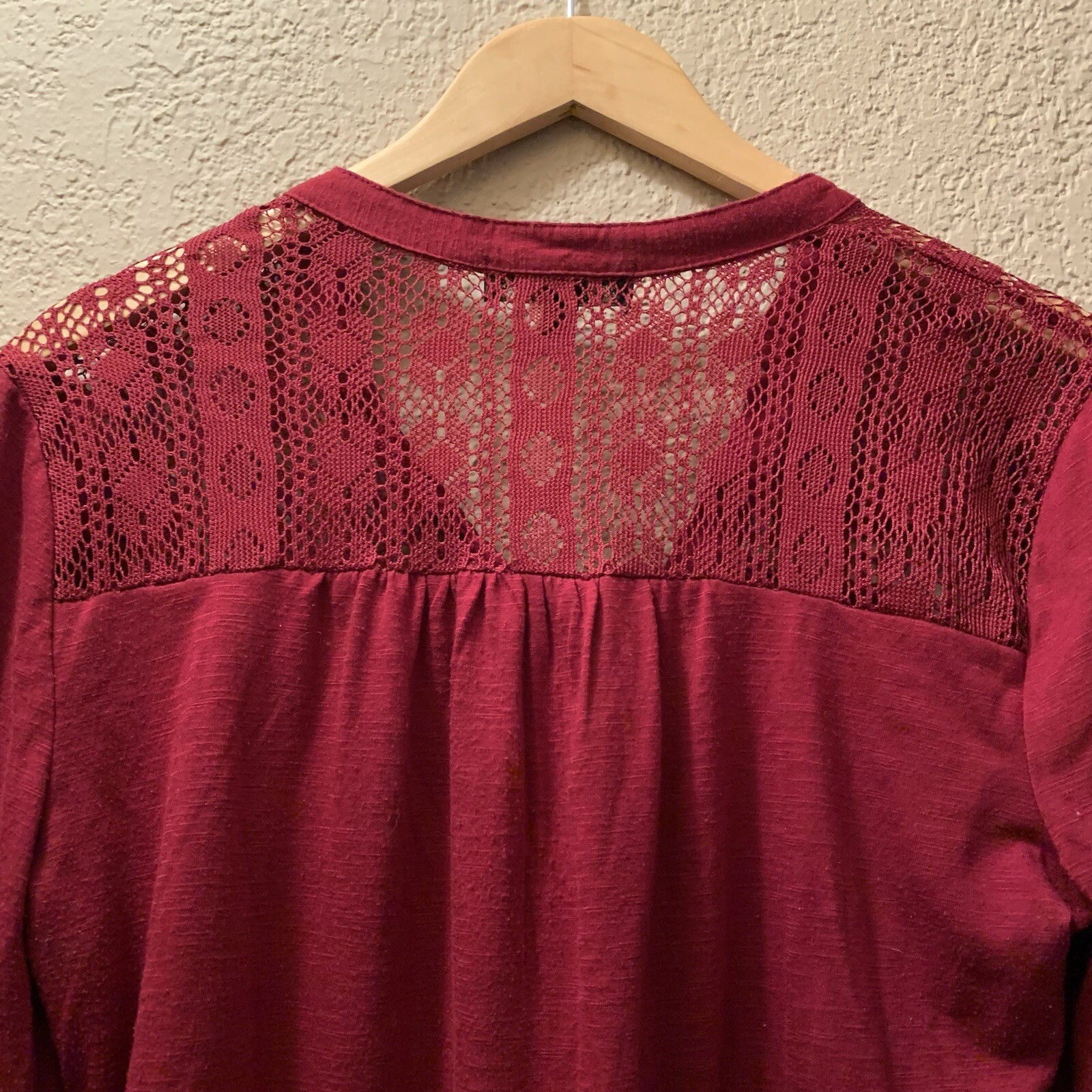 Absolutely Famous Burgandy Blouse Button Adjustable Sleeves Lace Detail Size M