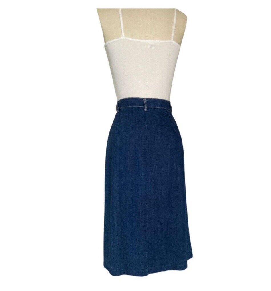 Classic preppy 1970s Separate Pieces brand denim skirt. Vintage size 8 waist 27