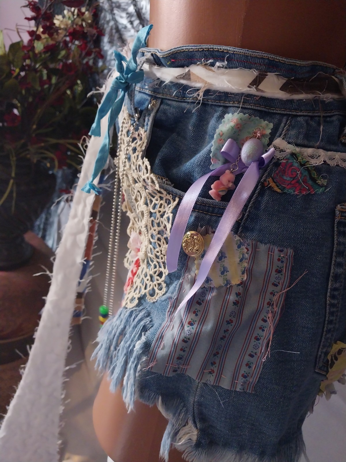 VTG DISTRESSED 812 REDLINE GYPSY EMBRD CROCHET CARE BEAR DENIM HIPPY SHORTS L