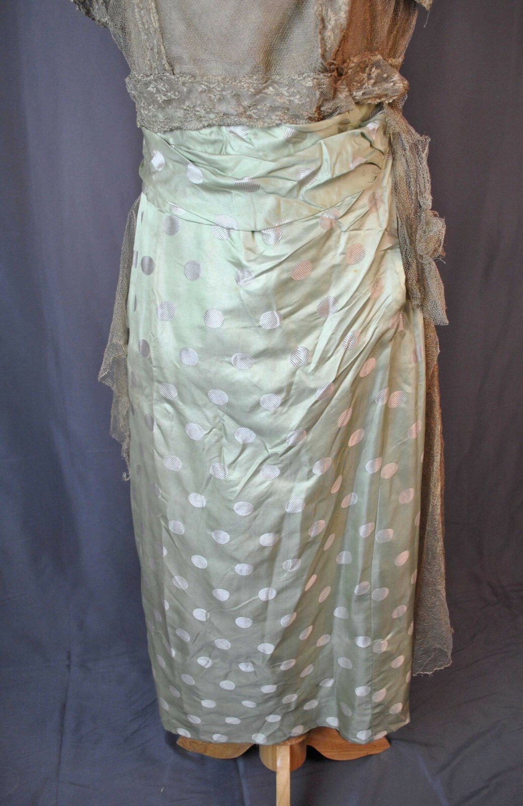 FLAPPER SILK SATIN EVENING DRESS, 1920s, METALLIC LACE TRIM AND NETTING