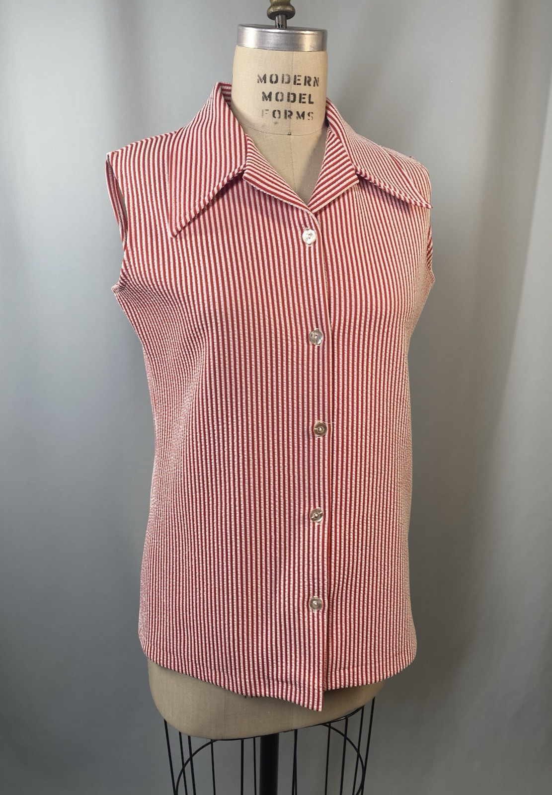 Vintage Women’s Top SIZE LARGE red white sleeveless 60s 70s point collar