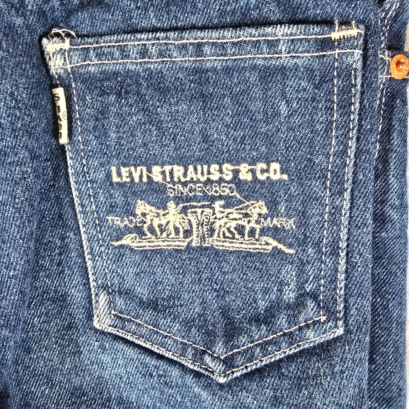 Vintage 1980’s Made in Greece Levi’s Womens White Tab Blue Jeans (25×32)
