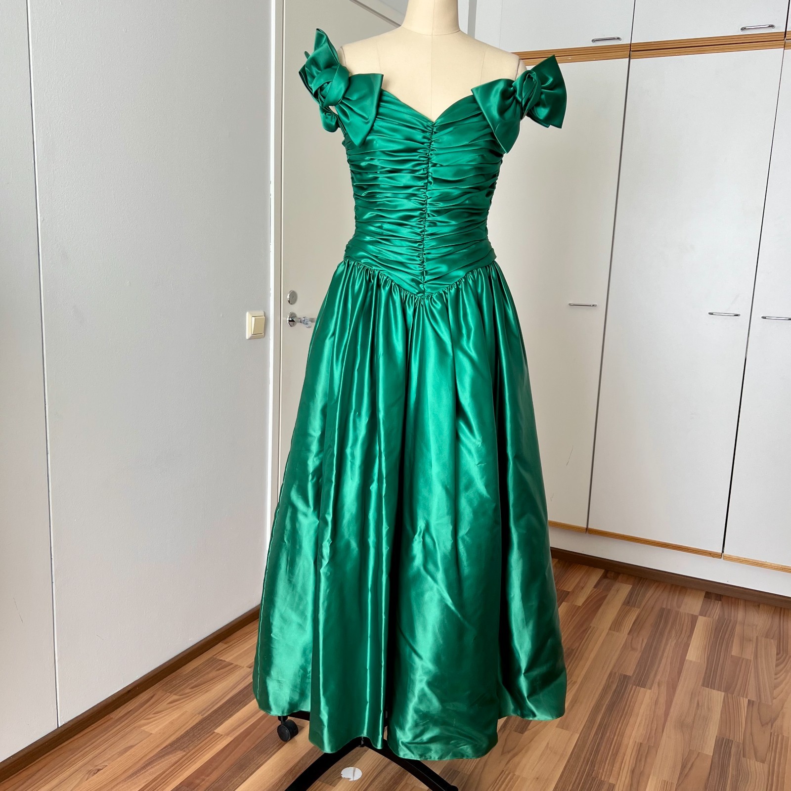 1980s JOHN CHARLES Green Off Shoulder Prom Gown Romantic Party Evening Dress
