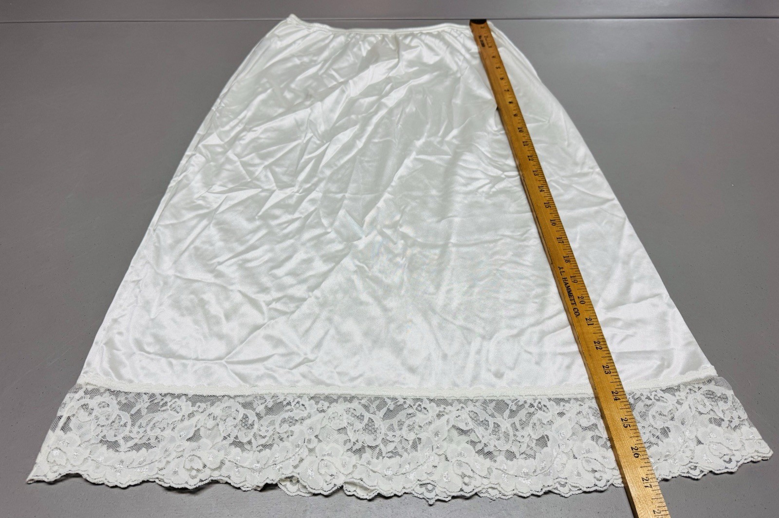 Vtg VASSARETTE Ivory HALF SLIP Medium SHINY Nylon Lace BOUDOIR Burlesque Sissy