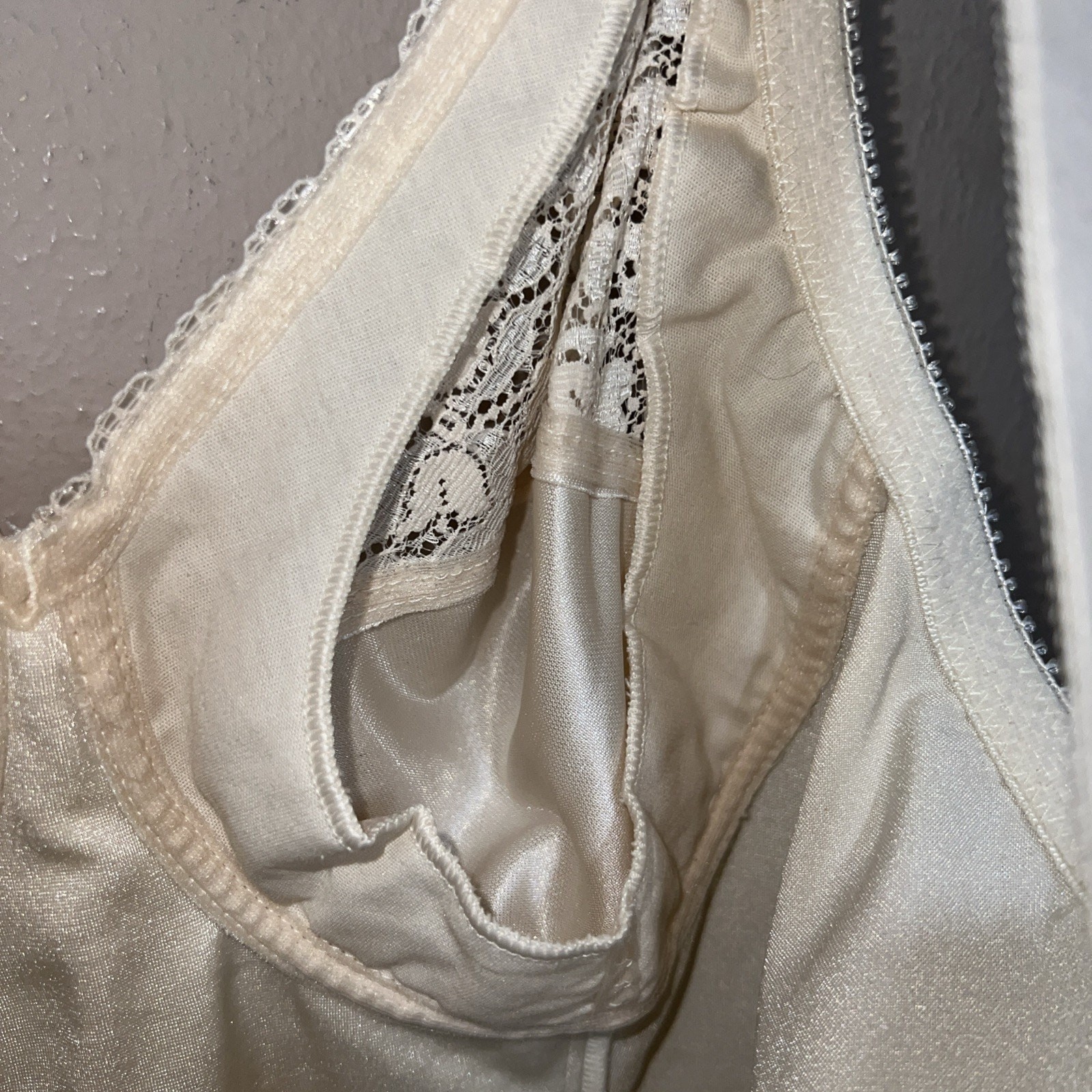 UNDERSCORE VINTAGE SATINY IVORY WIRELESS CUPS ALL IN ONE SHAPER CORSET 38B