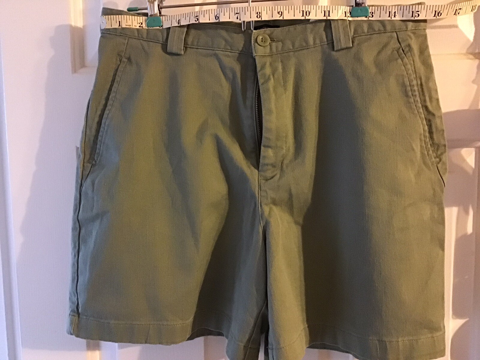 Vintage Levi’s Dockers, „Khaki’s for Women Stretch” Size 12 Light Green Shorts