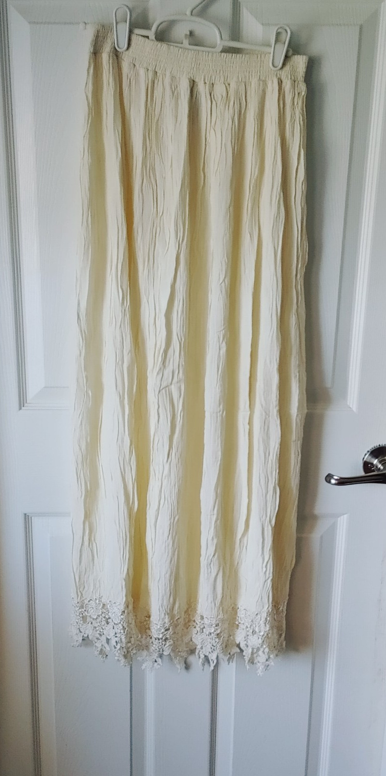 Magnet Art Lynn Yang Ivory White Crinkle Skirt with Applique Detail One Size