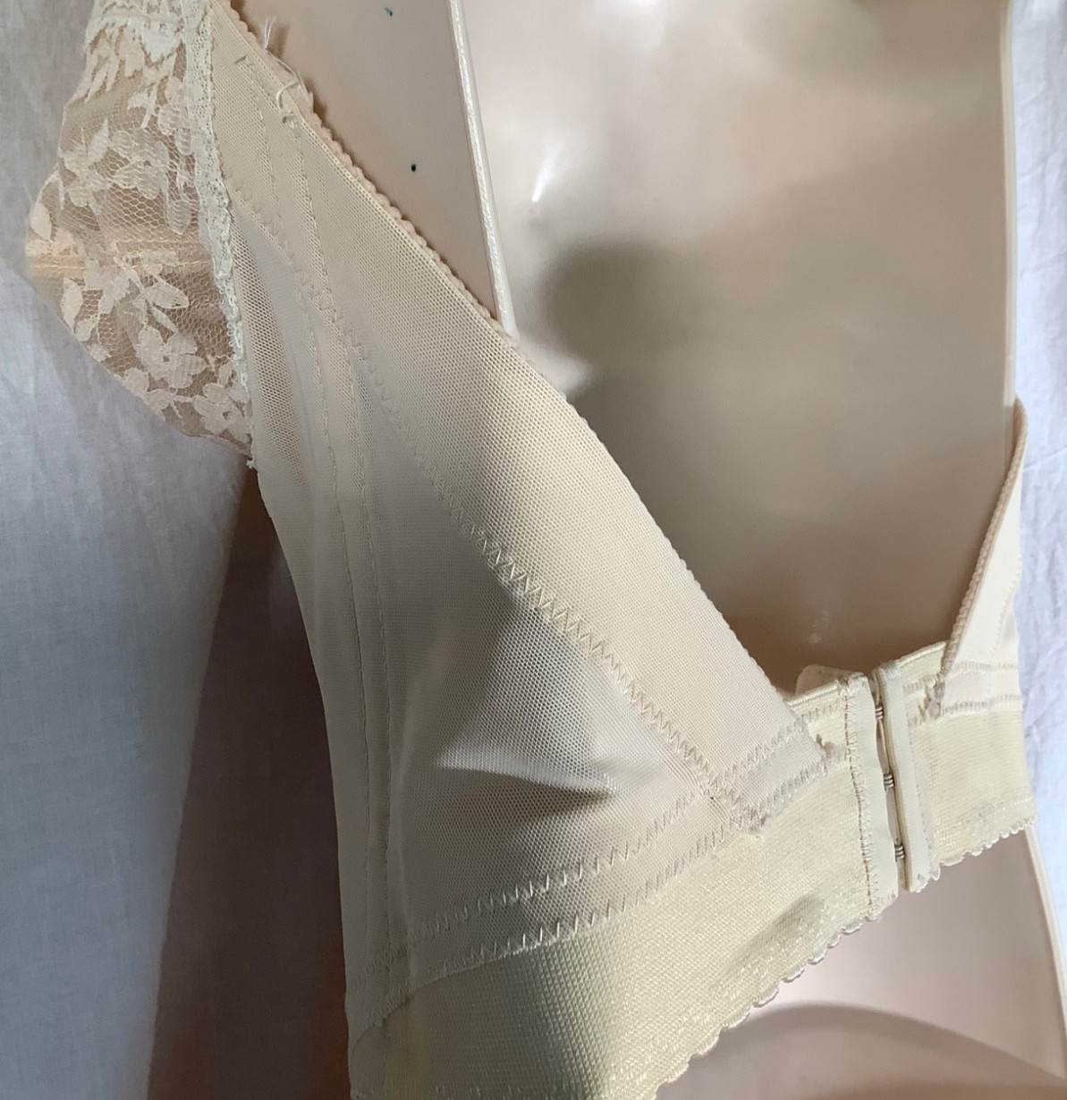 Vintage strapless Backless bra UW beige Boned sheer Lace 34B Young Smoothie USA