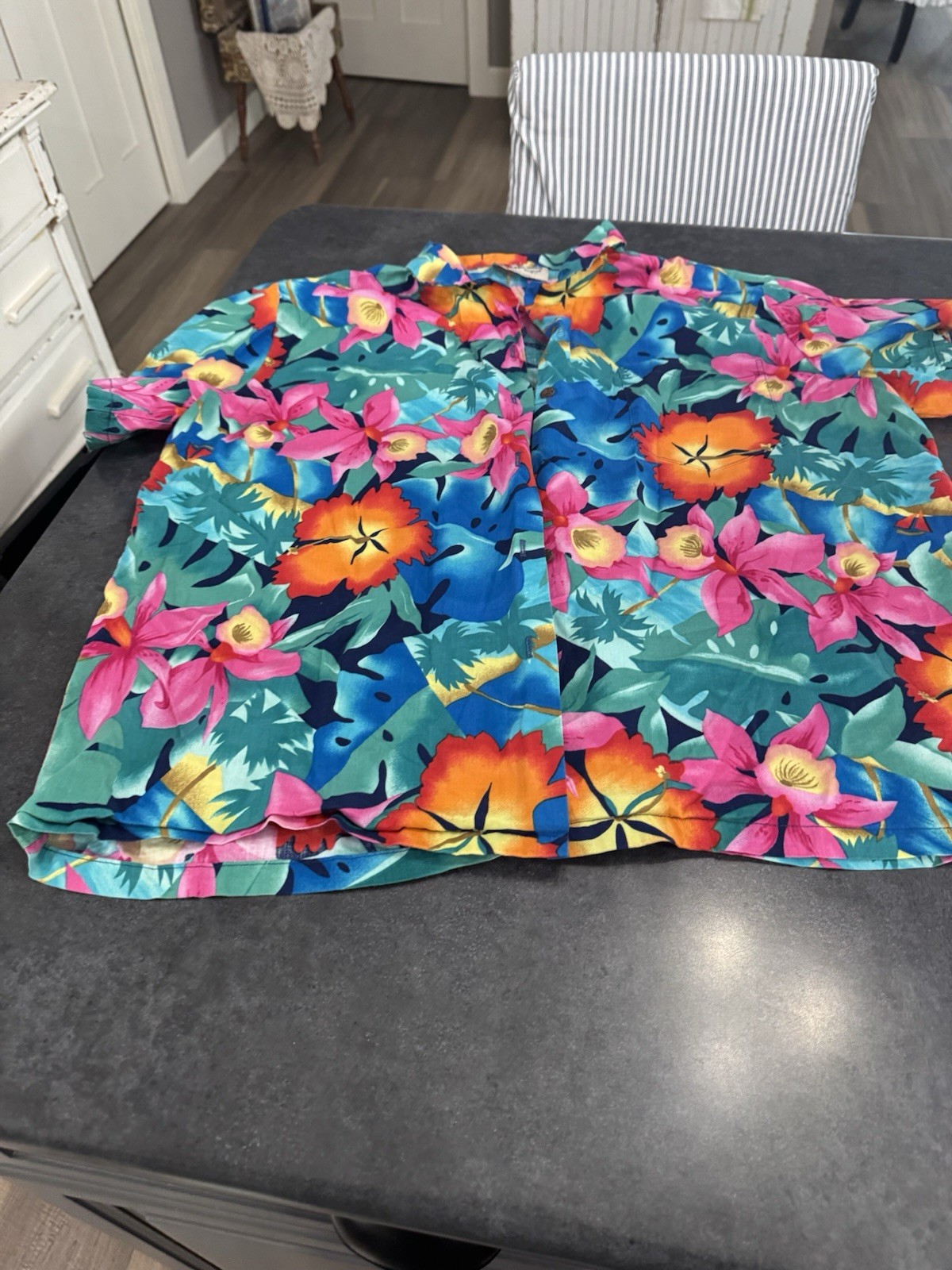 Hilo Hattie Vibrant Floral Hawaiian Shirt Women’s L