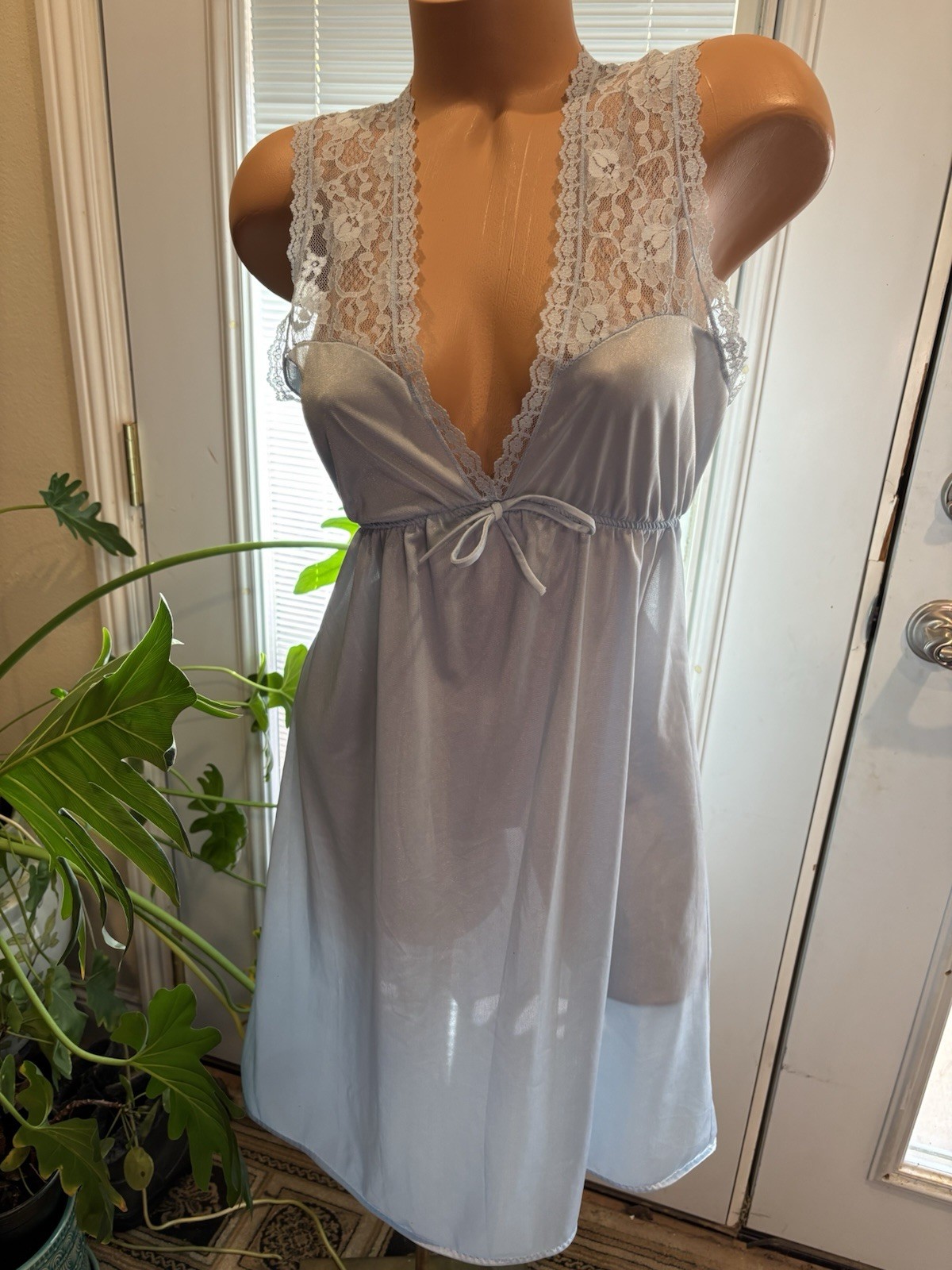 Vtg Silky Wide Lace SILKY SOFT NYLON Nightgown Negligee Gown w Tie front Dress