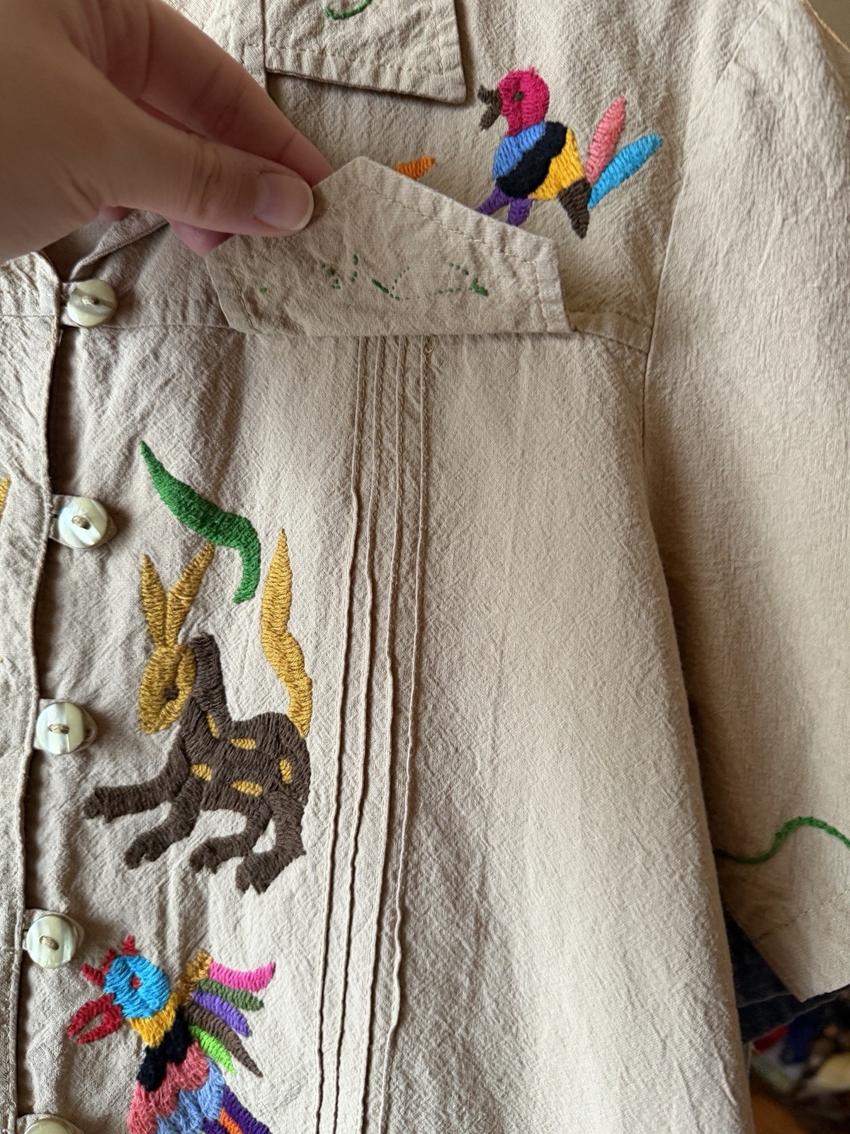 Vintage 60s 70s Guatemalan Embroidery Folk Art Animal Cotton Button Down M