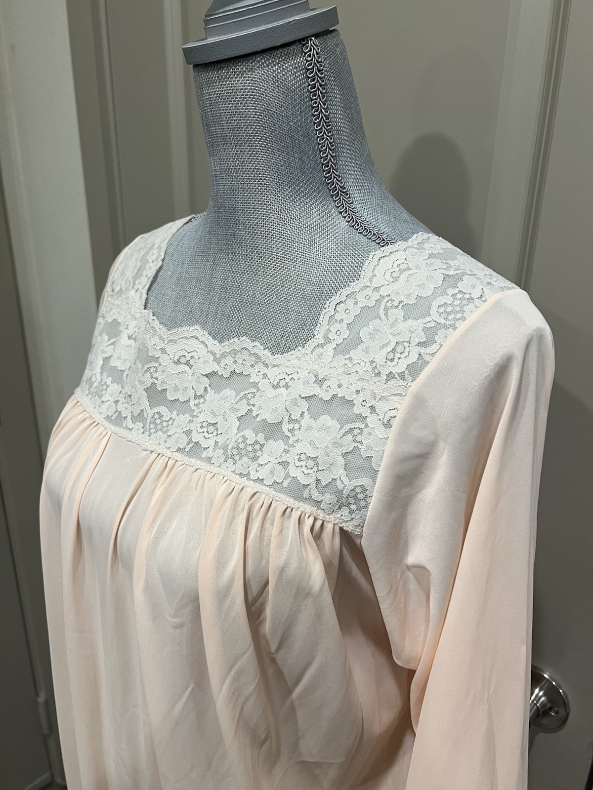 Colony Club Nightgown L Lace Floral Robe Pastel Peach Granny Nylon 60’s 70’s