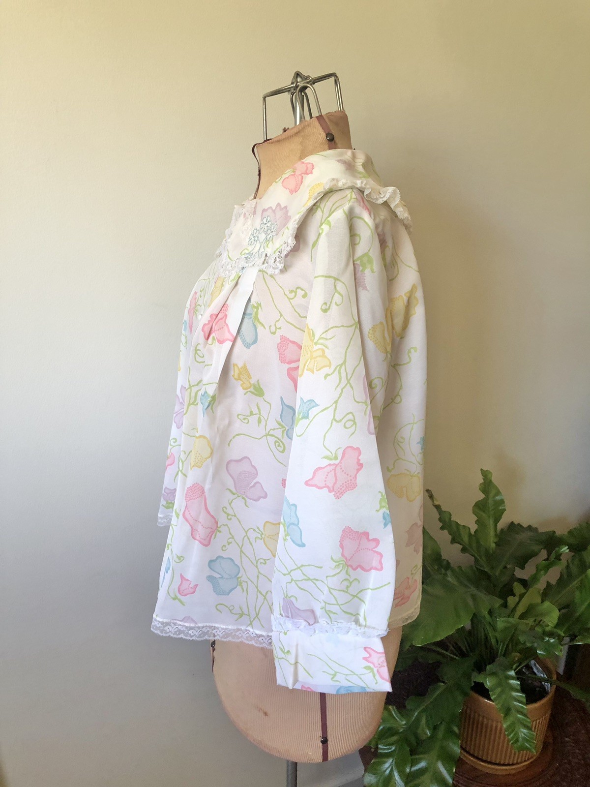 Vintage 60’s Vining Sweet Pea Floral Corhan Noumair Bed Jacket