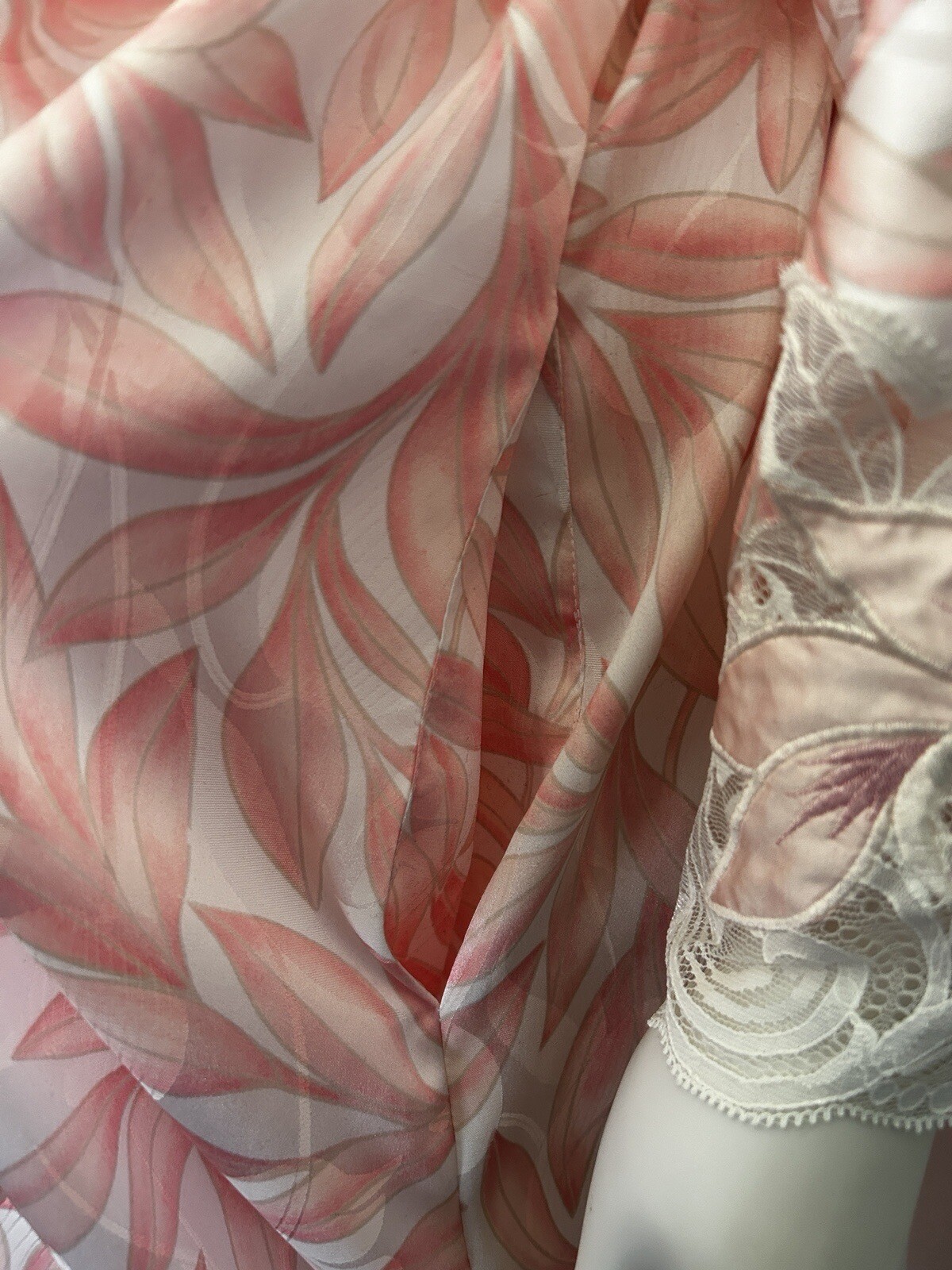 Vintage NATORI Nieman Marcus Silky Robe Pink Floral Lace Accents Size Medium