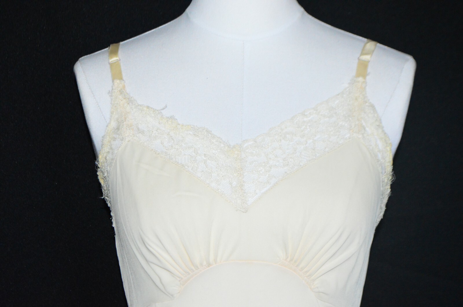 Carter’s Du Pont Nylon 34 Average Beige Lace Vintage Slip Dress