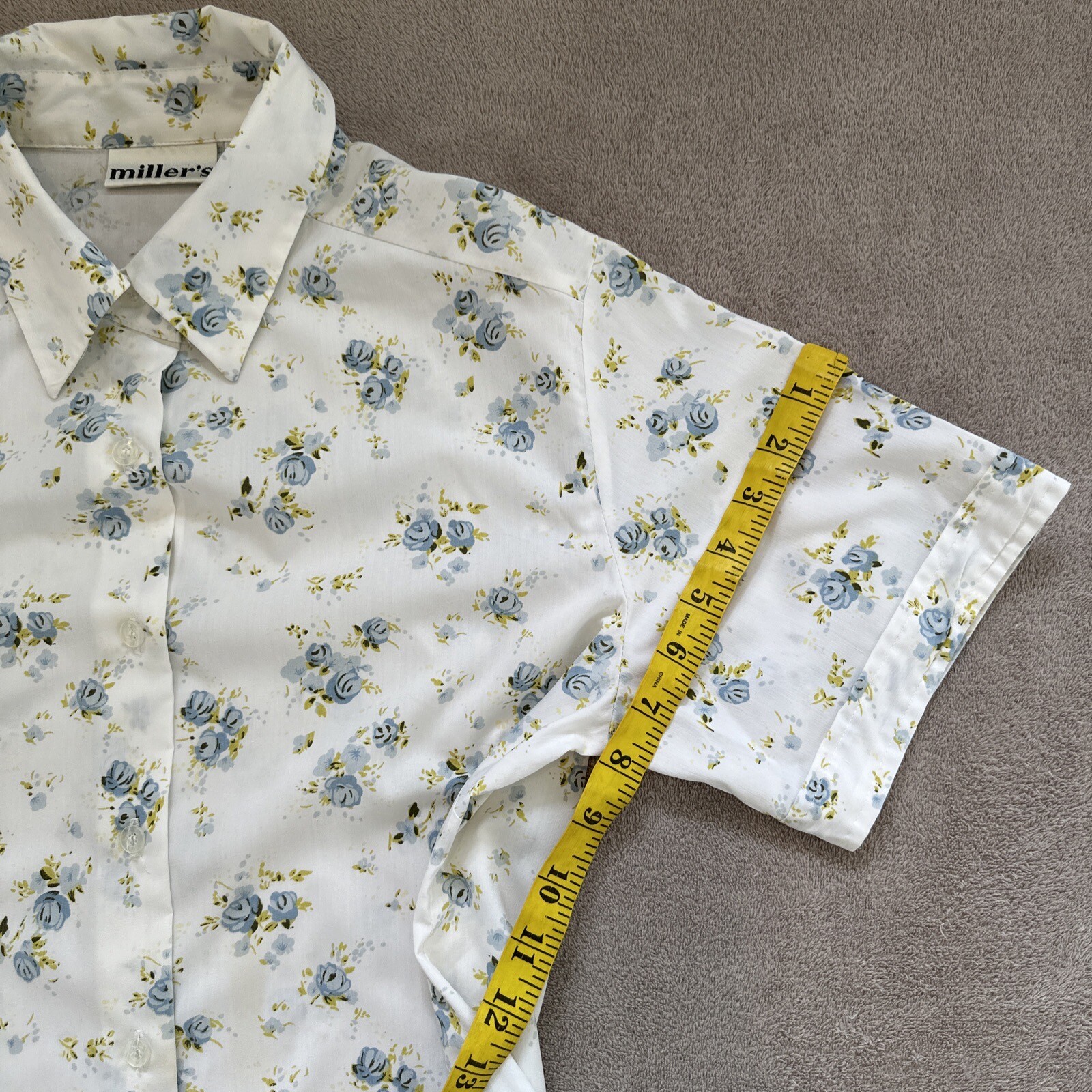 Vintage Miller’s Top Blouse Size 12 White Blue Roses Button Up Short Sleeve