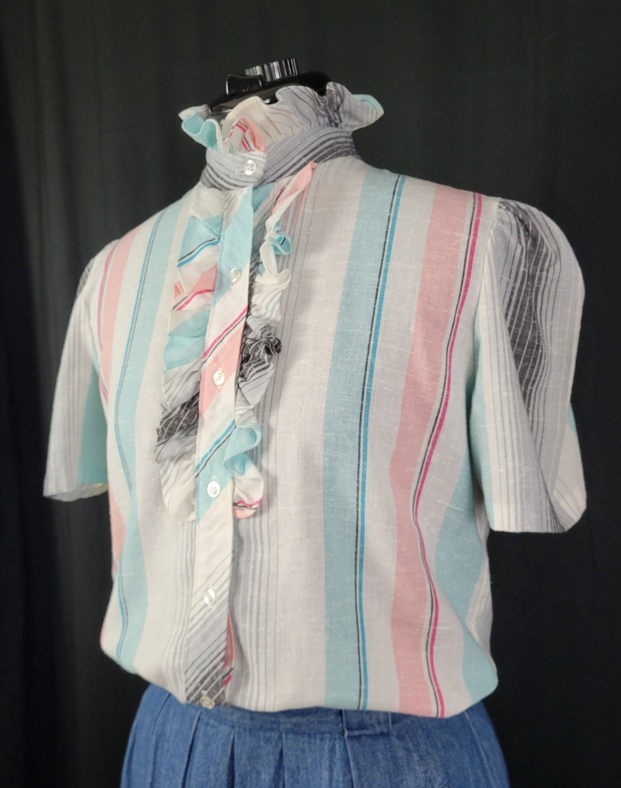 Vtg Lucky Winner White/Blue/Pink/Grey Striped S/S Top w Ruffled Collar Size M?