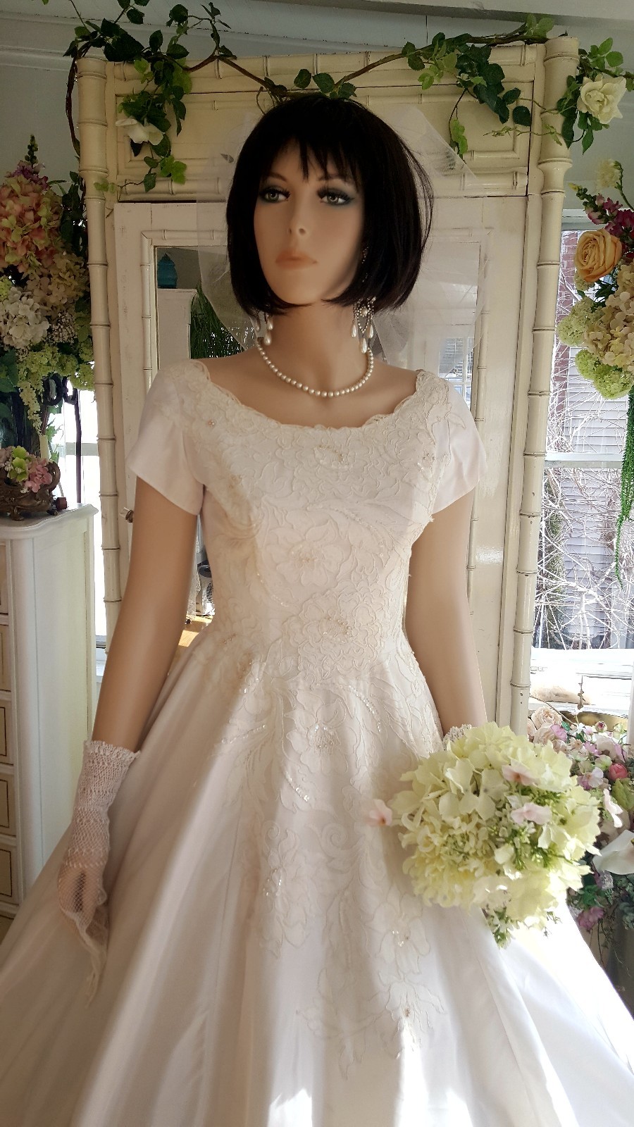 VTG1950s Princess Style Wedding Gown cap sleeve sequin lace and pearl bodice 4/6