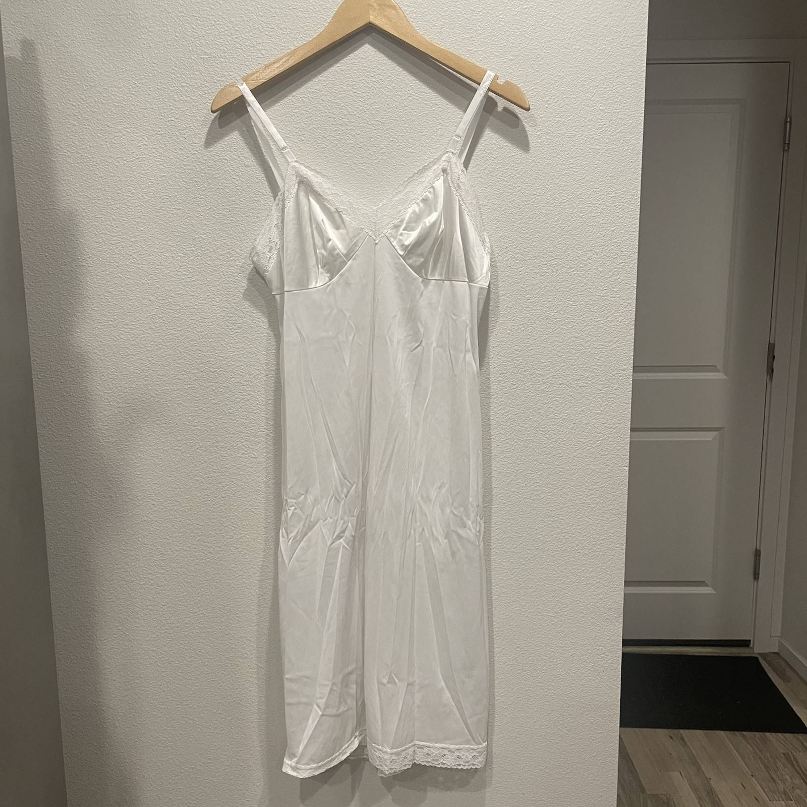 VTG Vanity Fair White Antron III Full Slip Dress Nylon Lace Sz M 36 Bust 28 Long