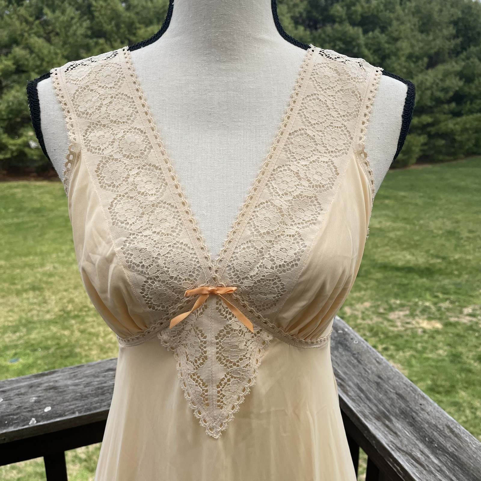 VANITY FAIR Peignoir Set Dressing Gown Robe Lace Peach Dainty Nylon 70s Vtg