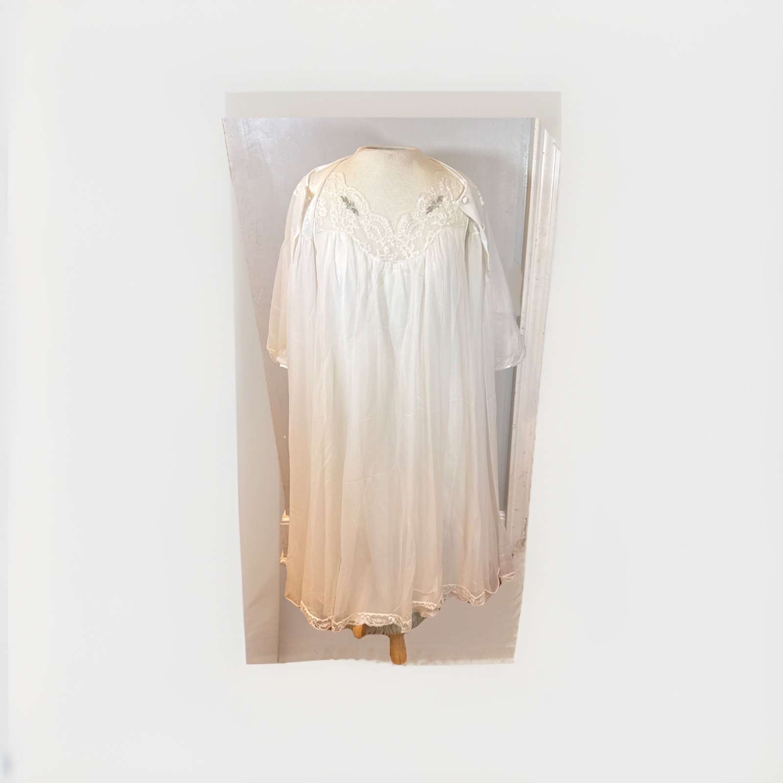 Vtg Shadowline Peignoir Ivory Lace Embroidered Nightie Robe Set med Coquette