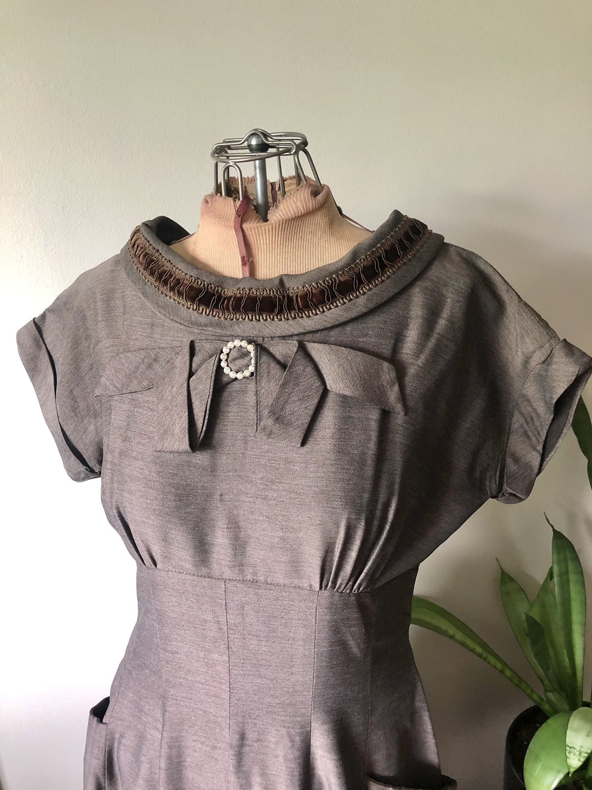 1940’s Soft Brown Dress With Bow & Clear Rhinestone Brooch Detail