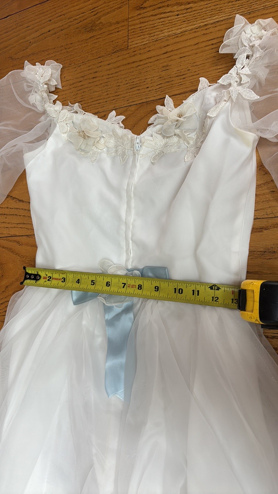 VINTAGE 1970’S WHITE LACE DAISY JULIET SLEEVE DRESS Blue Bows Bridal