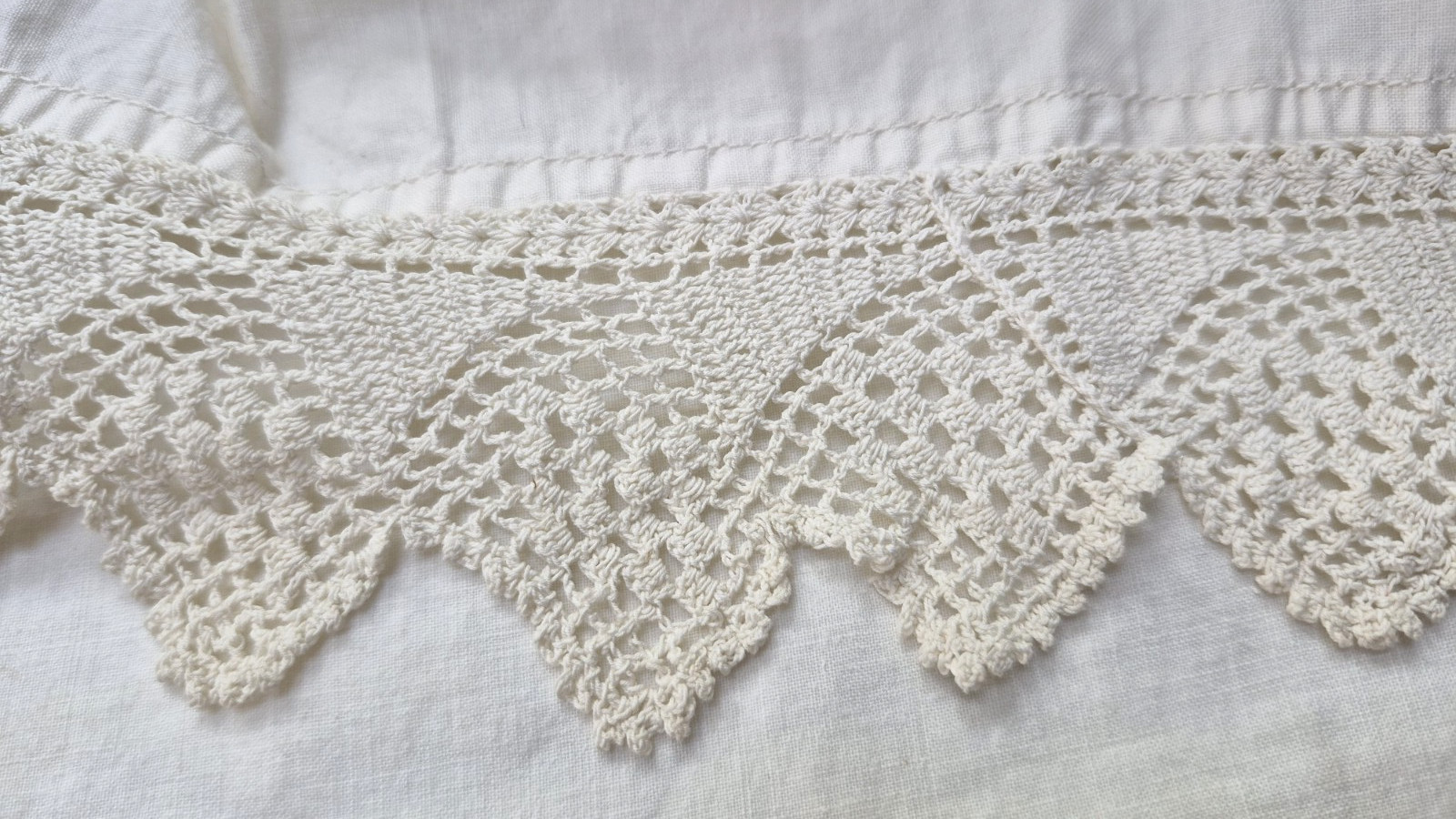 ANTIQUE VICTORIAN WHITE COTTON PETTICOAT SKIRT W/ CROCHET LACE – Waist 24″