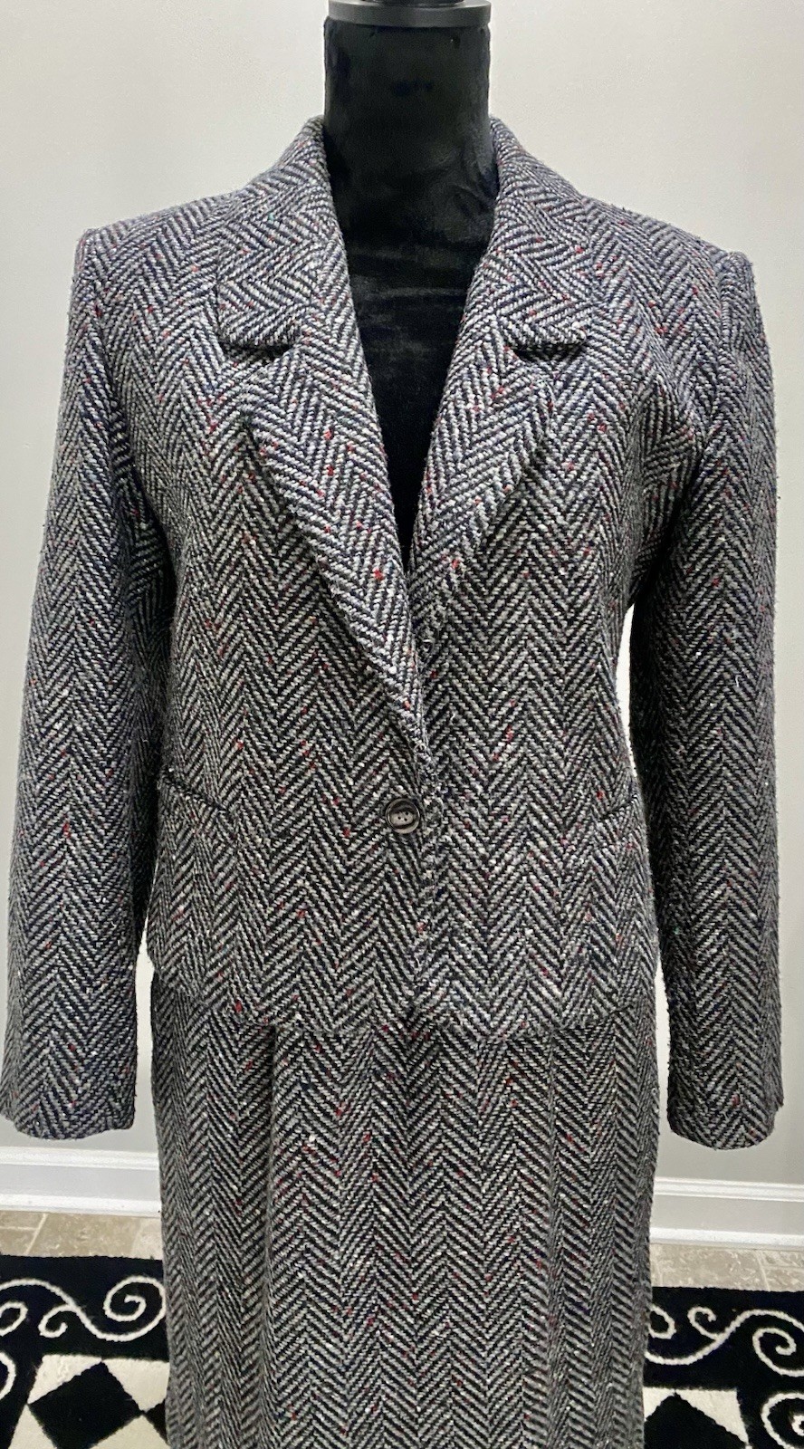 Vintage 1980s/early 1990s Charcoal Gray Women’s Tweed 2 Piece Coat & Skirt Set
