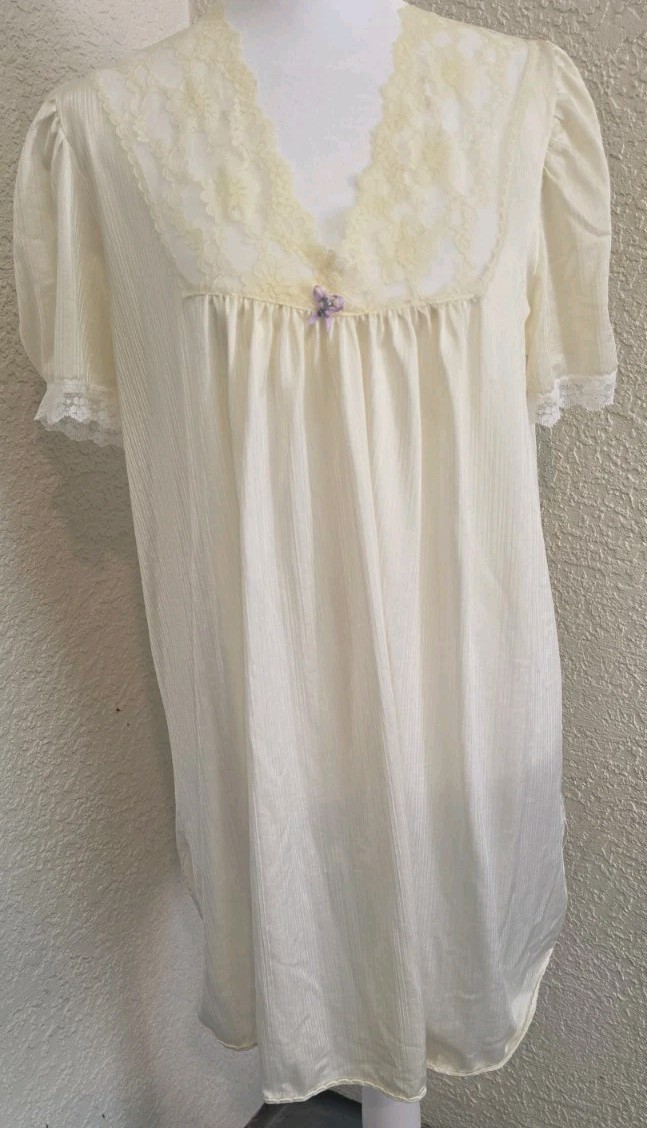 Vtg Lady Cameo Butter Yellow nylon Nightgown Medium