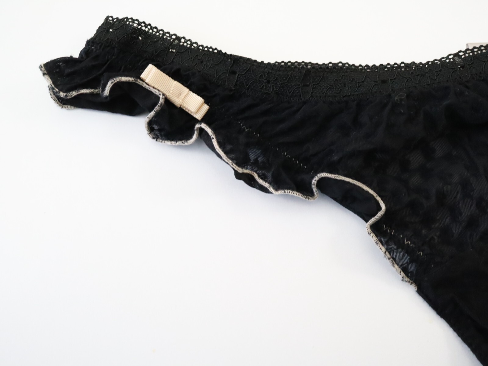 TRUE VTG Victoria’s Secret 2009 Ruffle Lace Sheer Thong Panty MEDIUM