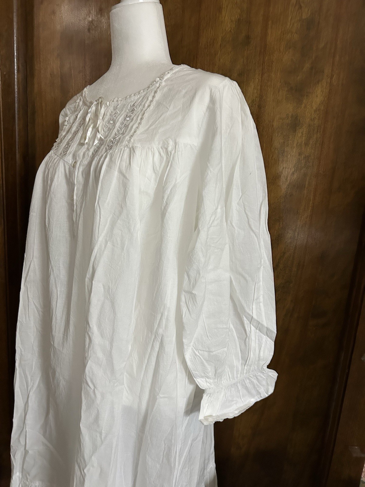 NEW NWT Victorian Classics SZ M White Nightgown w Long Sleeves Lace & Embroidery
